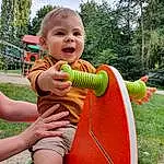 Sourire, Plante, Green, Arbre, People In Nature, Happy, Outdoor Recreation, Shorts, Herbe, Playground Slide, Chute, Aire de jeux, Bambin, Leisure, Ciel, Outdoor Play Equipment, Recreation, Baby Playing With Toys, Enfant, Fun, Personne