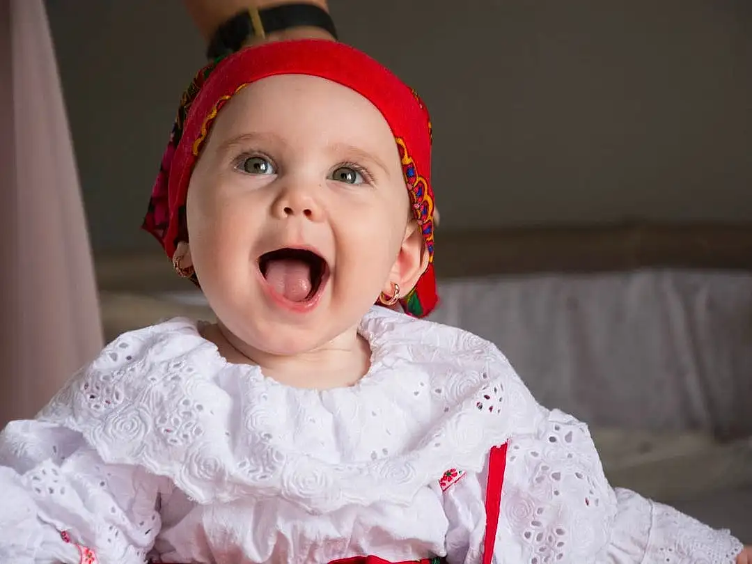 Nez, Joue, Peau, Head, Lip, Sourire, Yeux, Mouth, Dress, Sleeve, Happy, Baby, Iris, Rose, Baby & Toddler Clothing, Bambin, Flash Photography, Fun, Event, Comfort, Personne, Headwear