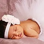 Peau, Head, Hand, Bras, Yeux, Comfort, Oreille, Human Body, Baby, Neck, Dress, Flash Photography, Baby Sleeping, Happy, Headgear, Baby & Toddler Clothing, Finger, Bambin, Headpiece, Linens, Personne, Headwear
