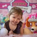 Peau, Sourire, Facial Expression, Jouets, Textile, Happy, Rose, Carnivore, Enfant, Bambin, Fun, Doll, Baby Playing With Toys, Leisure, Stuffed Toy, Recreation, Play, Chien de compagnie, Baby Toys, Personne, Joy