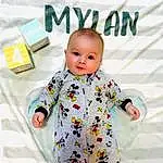 Textile, Baby & Toddler Clothing, Sleeve, Happy, Baby, Bambin, Pattern, Enfant, Linens, Baby Safety, Font, T-shirt, Room, Baby Products, Fashion Design, Nightwear, Baby Toys, Play, Personne