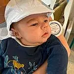 Forehead, Joue, Peau, Chin, Coiffure, Cap, Sleeve, Baby, Baseball Cap, Cricket Cap, T-shirt, Bambin, Baby & Toddler Clothing, Enfant, Electric Blue, Fun, Fashion Accessory, Vacation, Personal Protective Equipment, Personne, Headwear