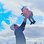 Cloud, Ciel, Flash Photography, People In Nature, Gesture, Happy, Cumulus, Elbow, Recreation, Meteorological Phenomenon, Herbe, Event, Landscape, Balance, Grassland, Leisure, Bambin, Thumb, Fun, Enfant, Personne