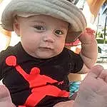 Peau, Hand, Bras, Photograph, Chapi Chapo, Facial Expression, Bleu, Sun Hat, Gesture, Finger, Baby, Bambin, Baby & Toddler Clothing, Happy, Fun, Enfant, Beauty, Leisure, Personne, Headwear