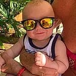 Joue, Lunettes, Peau, Vision Care, Sunglasses, Goggles, Eyewear, Plante, Happy, Finger, Herbe, Baby, People In Nature, Leisure, Bambin, Baby & Toddler Clothing, Thumb, Chest, Recreation, Personal Protective Equipment, Personne