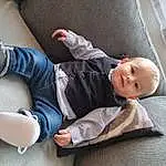 Joue, Joint, Comfort, Jambe, Baby & Toddler Clothing, Finger, Knee, Sneakers, Sourire, Bambin, Baby, Human Leg, Foot, Enfant, Baby In Car Seat, Bois, Thigh, Assis, Thumb, Baby Products, Personne