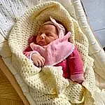 Clothing, Visage, Joue, Head, Peau, Comfort, Baby Sleeping, Baby & Toddler Clothing, Sleeve, Baby, Baby Safety, Headgear, Bambin, Infant Bed, Linens, Baby Products, Enfant, Pattern, Woolen, Personne