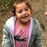 Sourire, Peau, Lip, Yeux, Mouth, People In Nature, Flash Photography, Sleeve, Happy, Gesture, Rose, Finger, Cool, Herbe, Adaptation, Bambin, Enfant, Fun, Leisure, Thumb, Personne, Joy