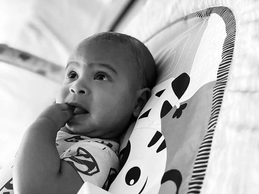 Bras, Yeux, Comfort, Black, Flash Photography, Black-and-white, Baby, Happy, Style, Bambin, Noir & Blanc, Monochrome, Elbow, Beauty, Enfant, Baby Products, Assis, Pattern, Linens, Fun, Personne