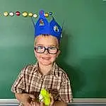 Lunettes, Sourire, Yeux, Party Hat, Green, Fruit, Chapi Chapo, Cap, Happy, Granny Smith, Costume Hat, Eyewear, Sunglasses, Bambin, Party Supply, Enfant, Fun, Fashion Accessory, Room, Apple, Personne, Joy