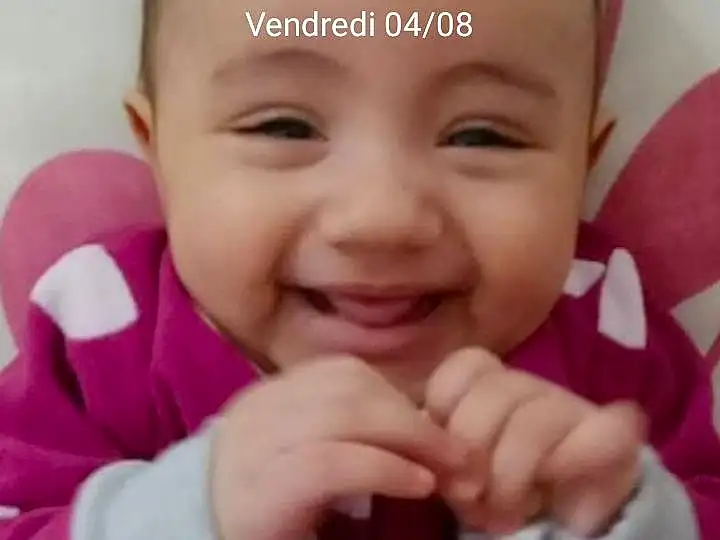 Nez, Joue, Peau, Sourire, Head, Yeux, Eyebrow, Photograph, Blanc, Mouth, Baby & Toddler Clothing, Sleeve, Oreille, Happy, Baby, Gesture, Rose, Finger, Thumb, Personne, Joy
