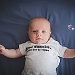 Nez, Joue, Hand, Bras, Stomach, Human Body, Flash Photography, Neck, Sleeve, Gesture, Baby & Toddler Clothing, Iris, Finger, Baby, Happy, Elbow, T-shirt, Thumb, Bambin, Comfort, Personne