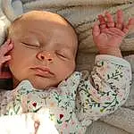 Visage, Nez, Joue, Peau, Head, Hand, Comfort, Human Body, Textile, Baby Sleeping, Gesture, Finger, Baby, Sleeve, Baby & Toddler Clothing, Enfant, Personne