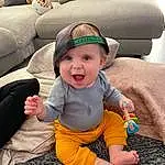 Photograph, Sourire, Yeux, Meubles, Blanc, Mouth, Green, Comfort, Baby & Toddler Clothing, Chapi Chapo, Finger, Happy, Fun, Bambin, Cap, Couch, People, Herbe, Enfant, Baby, Personne, Headwear