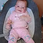 Joue, Sourire, Peau, Coiffure, Bras, Yeux, Meubles, Mouth, Comfort, Chair, Baby & Toddler Clothing, Sleeve, Baby, Rose, Lap, Knee, Finger, Thigh, Bambin, Happy, Personne, Joy