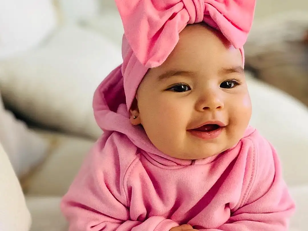 Visage, Sourire, Joue, Peau, Head, Lip, Chin, Yeux, Cap, Sleeve, Happy, Comfort, Baby & Toddler Clothing, Baby, Rose, Headgear, Bambin, Baby Laughing, Magenta, Fun, Personne, Joy, Headwear