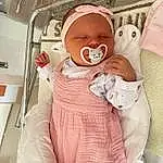 Joue, Peau, Comfort, Baby Safety, Baby & Toddler Clothing, Baby, Chapi Chapo, Rose, Bambin, Baby Sleeping, Baby Products, Hospital, Health Care, Linens, Room, Enfant, Service, Eyewear, Peach, Naissance, Personne