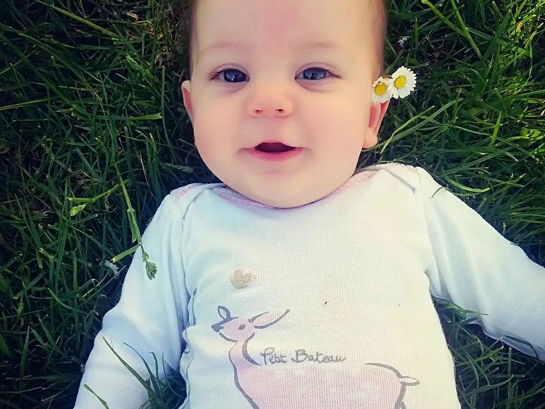 Visage, Joue, Peau, Lip, Facial Expression, Plante, People In Nature, Sourire, Baby & Toddler Clothing, Happy, Sleeve, Debout, Rose, Herbe, Cool, T-shirt, Flash Photography, Bambin, Baby, Enfant, Personne