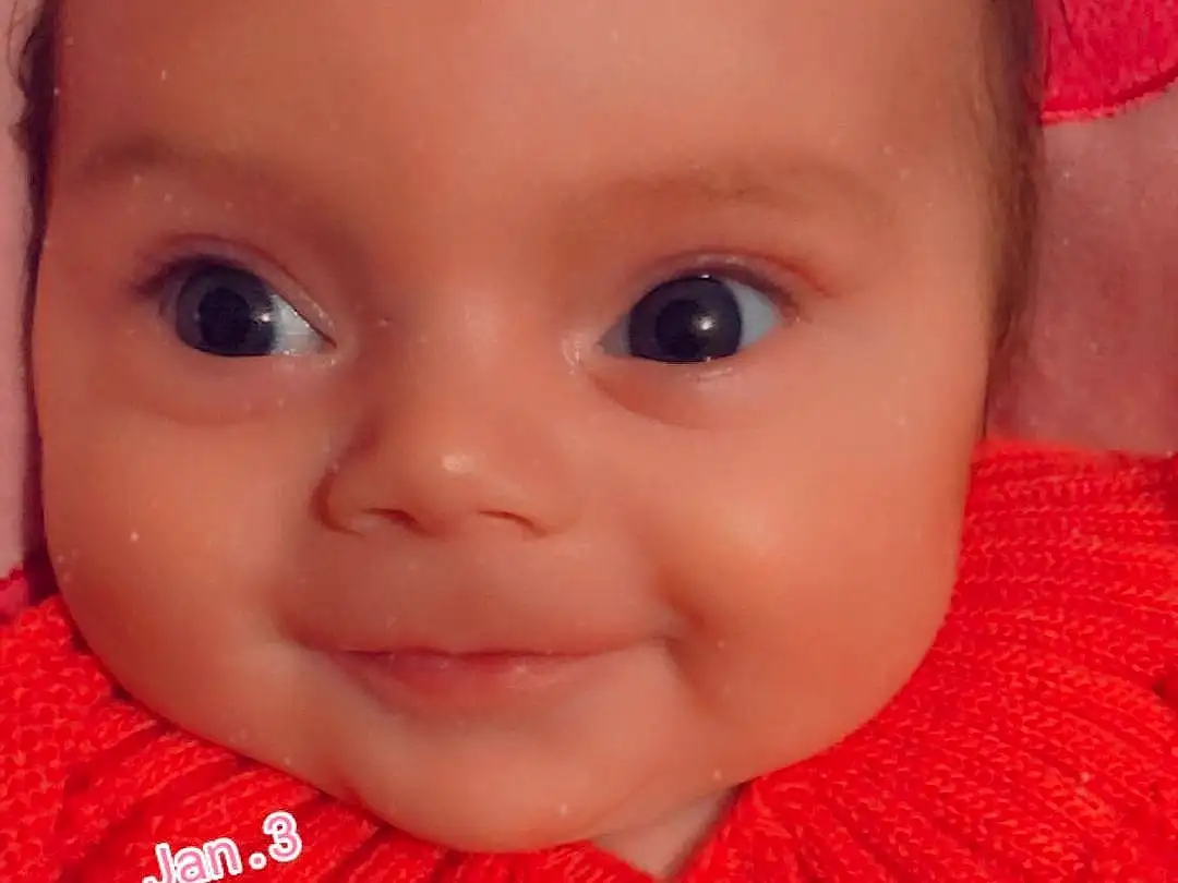 Clothing, Forehead, Nez, Joue, Peau, Head, Lip, Chin, Eyebrow, Yeux, Facial Expression, Mouth, Baby, Human Body, Sourire, Eyelash, Baby & Toddler Clothing, Iris, Textile, Personne