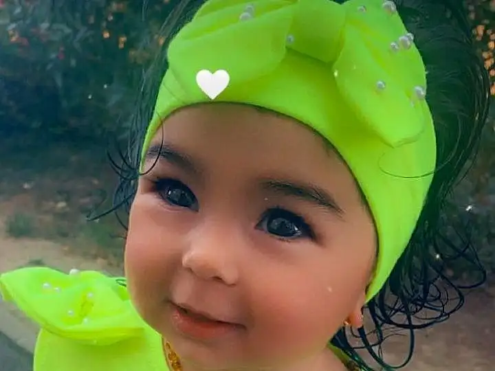 Clothing, Visage, Peau, Head, Sourire, Chin, Yeux, Cap, Light, Green, Leaf, Sleeve, Happy, Yellow, Gesture, Rose, Baby & Toddler Clothing, Herbe, Headgear, Personne, Joy, Headwear