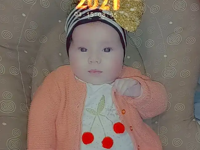 Joue, Vêtements d’extérieur, Baby & Toddler Clothing, Sleeve, Rose, Doll, Costume Hat, Baby, Happy, Bambin, Pattern, Baby Products, Enfant, Peach, Fashion Accessory, Assis, Headband, Déguisements, Cap, Crown, Personne, Headwear
