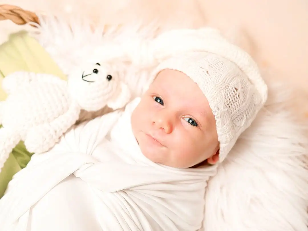 Joue, Peau, Sourire, Comfort, Baby & Toddler Clothing, Textile, Happy, Headgear, Baby Sleeping, Baby, Bambin, Cap, Enfant, Linens, Knit Cap, Wool, Poil, Stuffed Toy, Beanie, Room, Personne, Headwear