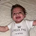 Nez, Joue, Sourire, Peau, Head, Lip, Chin, Coiffure, Eyebrow, Mouth, Yeux, Facial Expression, Blanc, Comfort, Neck, Sleeve, Wheel, Gesture, Baby & Toddler Clothing, Tire, Personne