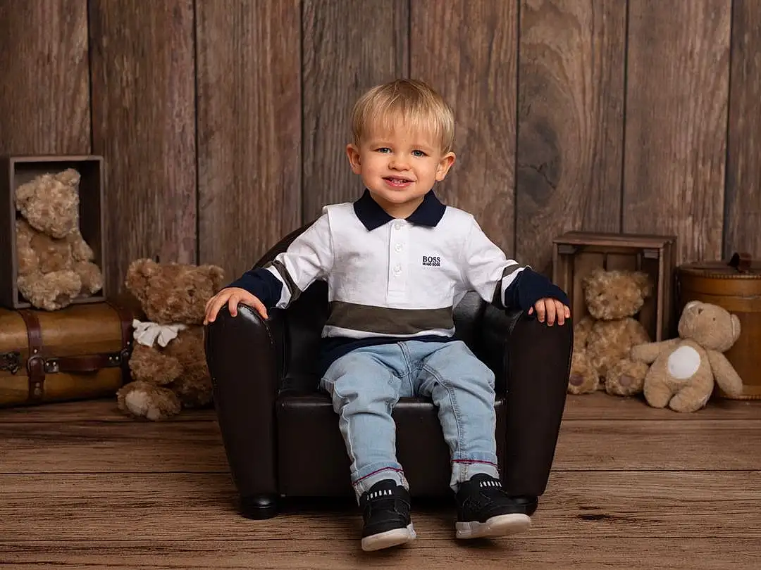 Sourire, Bois, Flash Photography, Sleeve, Happy, Bambin, Hardwood, Baby & Toddler Clothing, Comfort, Assis, Enfant, Event, Fun, Chair, Room, Wood Flooring, Living Room, Portrait, Baby, Personne, Joy