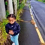 Plante, Blanc, Green, People In Nature, Infrastructure, Road Surface, Asphalt, Herbe, Baby & Toddler Clothing, Bambin, Arbre, Happy, Sidewalk, Leisure, Road, Enfant, T-shirt, Walking, Baby, Pedestrian, Personne