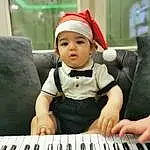 Musical Instrument, Piano, Keyboard, Yeux, Couch, Musical Keyboard, Electric Piano, Electronic Keyboard, Digital Piano, Peripheral, Electronic Musical Instrument, Musical Instrument Accessory, Electronic Instrument, Music, Pianist, Musician, Input Device, Keyboard Player, Bambin, Personne, Headwear