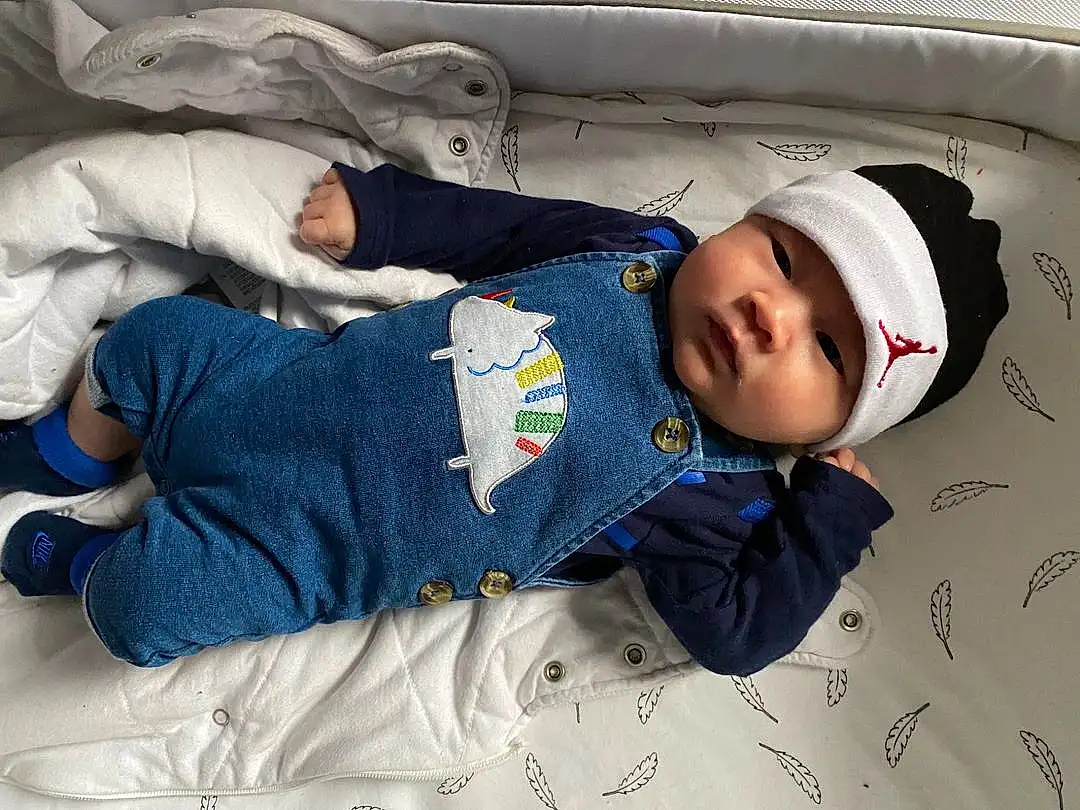 Comfort, Baby & Toddler Clothing, Sleeve, Baby, Bambin, Enfant, Baby Sleeping, Baby Products, Linens, Electric Blue, Room, Assis, Baby Safety, Pattern, Bedtime, Elbow, Sieste, Sleep, Chapi Chapo, Personne, Headwear