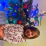 Christmas Tree, Sourire, Christmas Ornament, Purple, Plante, Christmas Decoration, Holiday Ornament, Dress, Happy, Noël, Ornament, Arbre, Fun, Lap, Holiday, Christmas Eve, Event, Evergreen, Electric Blue, Christmas Lights, Personne, Joy