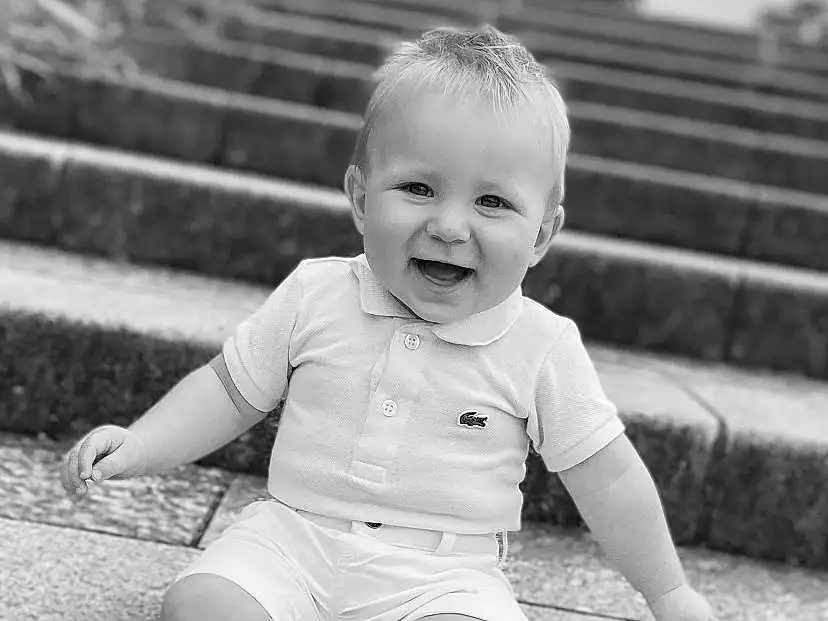 Joue, Peau, Sourire, Photograph, Blanc, Black, Flash Photography, Black-and-white, Happy, Debout, Herbe, Style, Baby, Baby & Toddler Clothing, Bambin, Summer, Monochrome, Fun, Noir & Blanc, Enfant, Personne