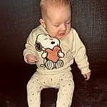 Joue, Peau, Head, Chin, Coiffure, Yeux, Facial Expression, Jambe, Human Body, Baby & Toddler Clothing, Comfort, Sleeve, Baby, Knee, Happy, Finger, T-shirt, Bambin, Stomach, Personne