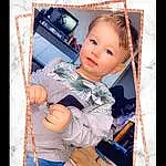 Joue, Sourire, Picture Frame, Sleeve, Textile, Happy, Baby & Toddler Clothing, Baby, Bambin, Flash Photography, Pattern, Enfant, Rectangle, Légende de la photo, Room, Photomontage, Stock Photography, Art, Portrait Photography, Photographic Paper, Personne