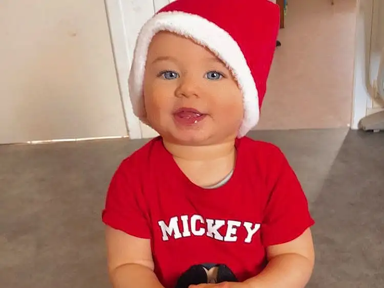 Sourire, Sleeve, Flash Photography, Baby & Toddler Clothing, Happy, Bambin, T-shirt, Cap, Baby, Enfant, Fun, Holiday, Noël, Event, Electric Blue, Carmine, Costume Hat, Knee, Christmas Eve, Personne, Headwear