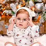 People In Nature, Flash Photography, Sleeve, Happy, Baby & Toddler Clothing, Sourire, Herbe, Bambin, Baby, Fun, Event, Assis, Tradition, Enfant, Poil, Eyewear, Portrait Photography, Peach, Portrait, Hiver, Personne