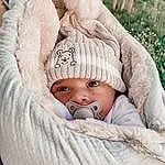 Peau, Yeux, Comfort, Textile, Baby Sleeping, Herbe, Baby, Bambin, Bois, Happy, Enfant, Plante, Baby Products, Linens, Wool, Knit Cap, Baby & Toddler Clothing, Fashion Accessory, Portrait Photography, Personne, Headwear