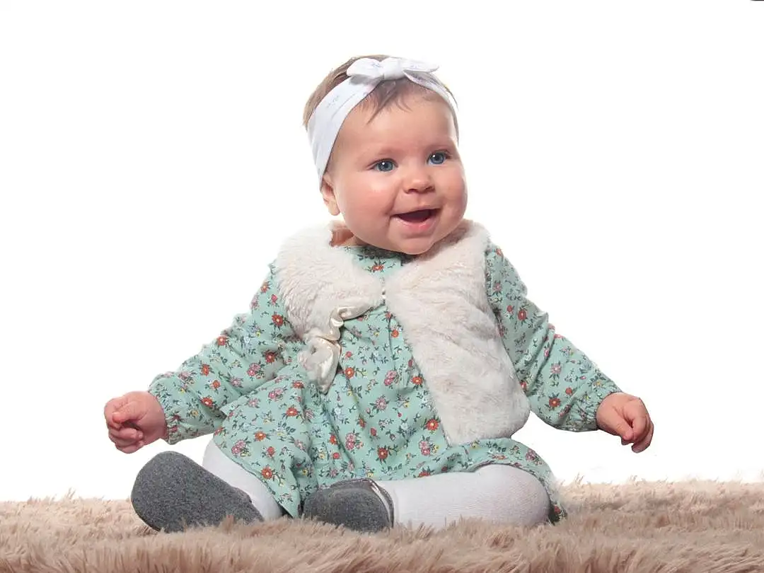 Clothing, Visage, Peau, Sourire, People In Nature, Flash Photography, Ciel, Sleeve, Baby & Toddler Clothing, Happy, Gesture, Herbe, Baby, Bambin, People, Enfant, Grassland, Fun, Assis, Prairie, Personne, Headwear