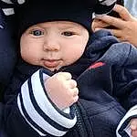 Joue, Peau, Facial Expression, Blanc, Sleeve, Cap, Gesture, Baby, Finger, Bambin, Cool, Headgear, Baby & Toddler Clothing, Thumb, Baby Carriage, Enfant, Chapi Chapo, Flash Photography, Baby Products, Electric Blue, Personne, Headwear