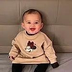 Joue, Sourire, Facial Expression, Comfort, Baby & Toddler Clothing, Sleeve, Baby, Bois, Bambin, Happy, Enfant, Baby Laughing, Collar, Room, Chapi Chapo, Suit, Flash Photography, Baby Safety, Assis, Personne, Joy