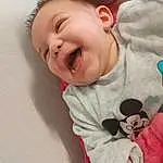 Nez, Joue, Peau, Lip, Hand, Bras, Sourire, Facial Expression, Mouth, Baby & Toddler Clothing, Human Body, Neck, Baby, Sleeve, Happy, Comfort, Gesture, Bambin, Finger, T-shirt, Personne