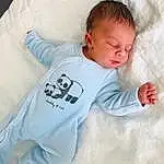 Hair, Comfort, Sleeve, Baby & Toddler Clothing, Baby Sleeping, Gesture, Baby, T-shirt, Sportswear, Linens, Enfant, Bedding, Bambin, Baby Products, Assis, Bedtime, Throw Pillow, Poil, Jersey, Sleep, Personne