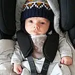 Visage, Joue, Seat Belt, Eyebrow, Yeux, Cap, Baby Carriage, Sleeve, Gesture, Baby, Finger, Headgear, Bambin, Glove, Thumb, Car Seat, Baby Products, Baby & Toddler Clothing, Comfort, Service, Personne, Headwear