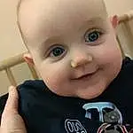 Forehead, Hair, Nez, Joue, Sourire, Peau, Lip, Chin, Coiffure, Eyebrow, Yeux, Facial Expression, Mouth, Baby & Toddler Clothing, Baby, Oreille, Sleeve, Iris, Debout, Happy, Personne, Joy