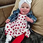 Baby & Toddler Clothing, Comfort, Sleeve, Baby, Gesture, Finger, Headgear, Bambin, Linens, Enfant, Pattern, Baby Sleeping, Baby Products, Assis, Baby Safety, Carmine, Room, Nail, Portrait Photography, Personne, Joy, Headwear