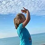 Eau, Cloud, Ciel, Hand, Daytime, Bleu, People In Nature, People On Beach, Azure, Flash Photography, Happy, Sunlight, Gesture, Plage, Voyages, Body Of Water, Leisure, Morning, Fun, Summer