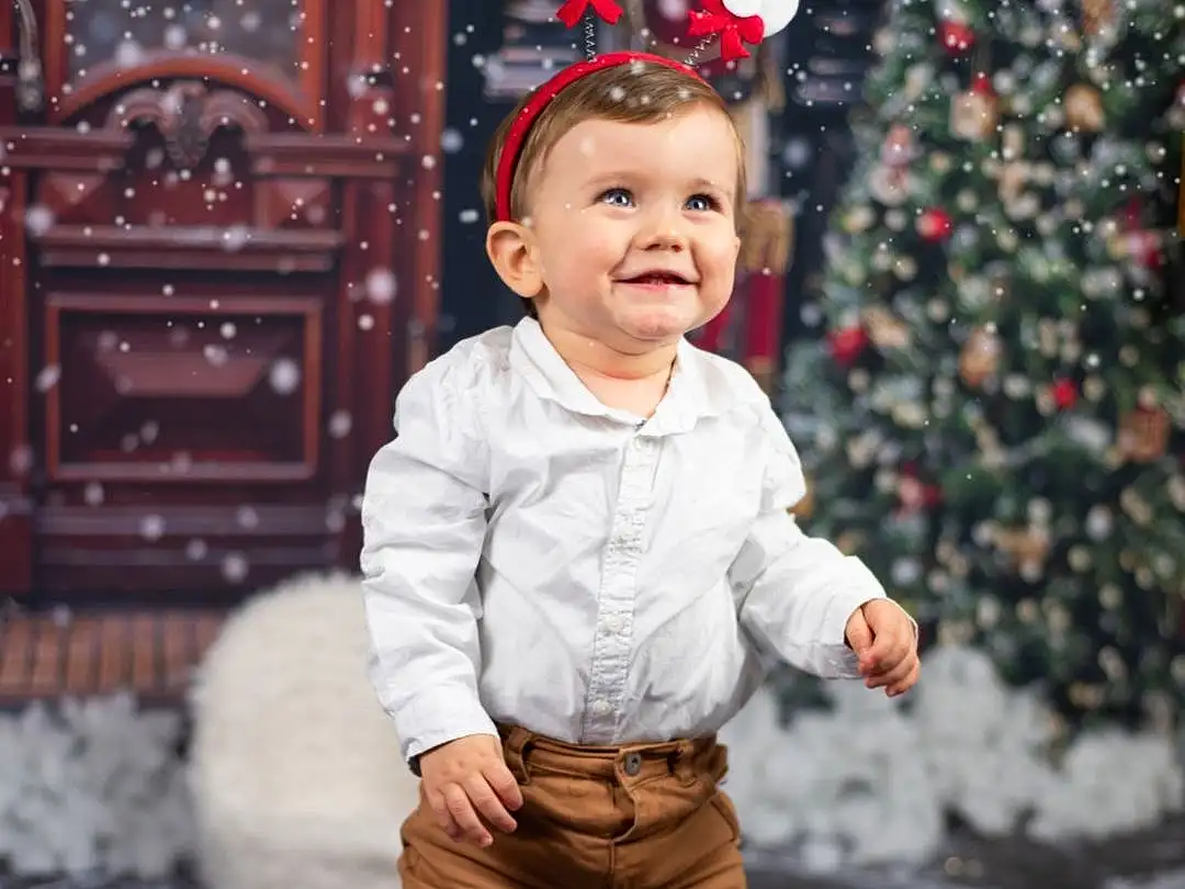 Head, Sourire, Photograph, Facial Expression, People In Nature, Lighting, Happy, Flash Photography, Debout, Gesture, Bambin, Baby & Toddler Clothing, Red, Fun, People, Baby, Hiver, Freezing, Christmas Decoration, Personne, Joy