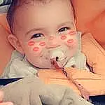 Forehead, Nez, Joue, Peau, Lip, Chin, Hand, Bras, Eyebrow, Mouth, Facial Expression, Eyelash, Baby & Toddler Clothing, Neck, Oreille, Happy, Sleeve, Iris, Gesture, Personne