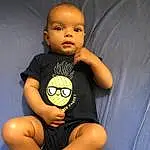 Joue, Joint, Hand, Bras, Yeux, Jambe, Mouth, Stomach, Human Body, Flash Photography, Neck, Sleeve, T-shirt, Baby & Toddler Clothing, Finger, Happy, Cool, Shorts, Baby, Thigh, Personne